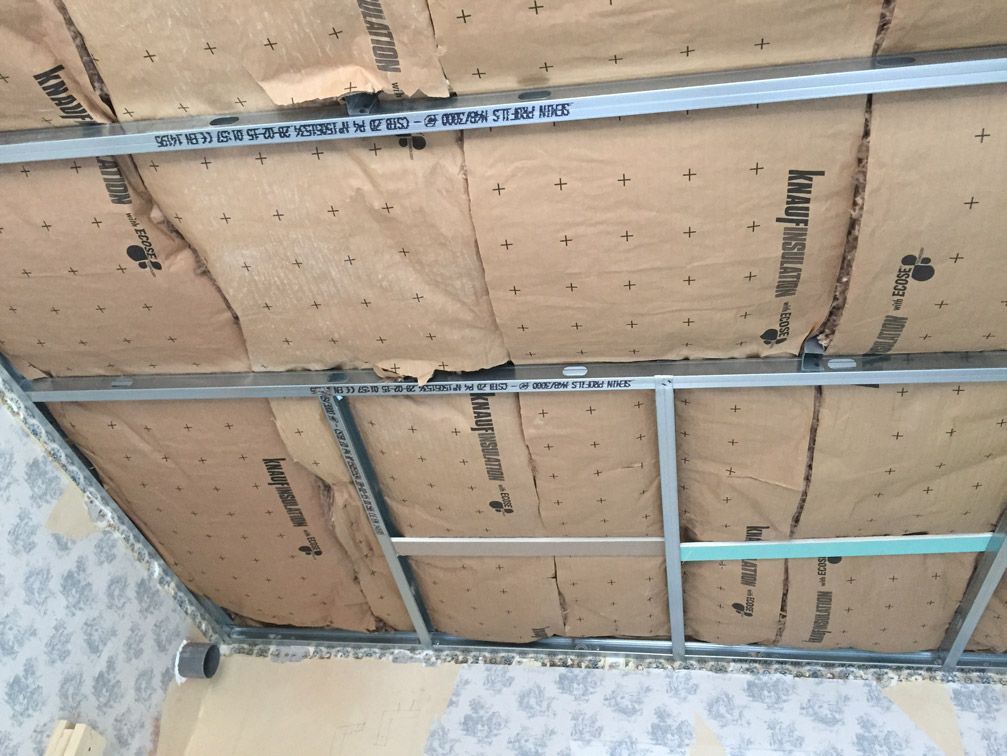 Une pièce avec un plafond isolé