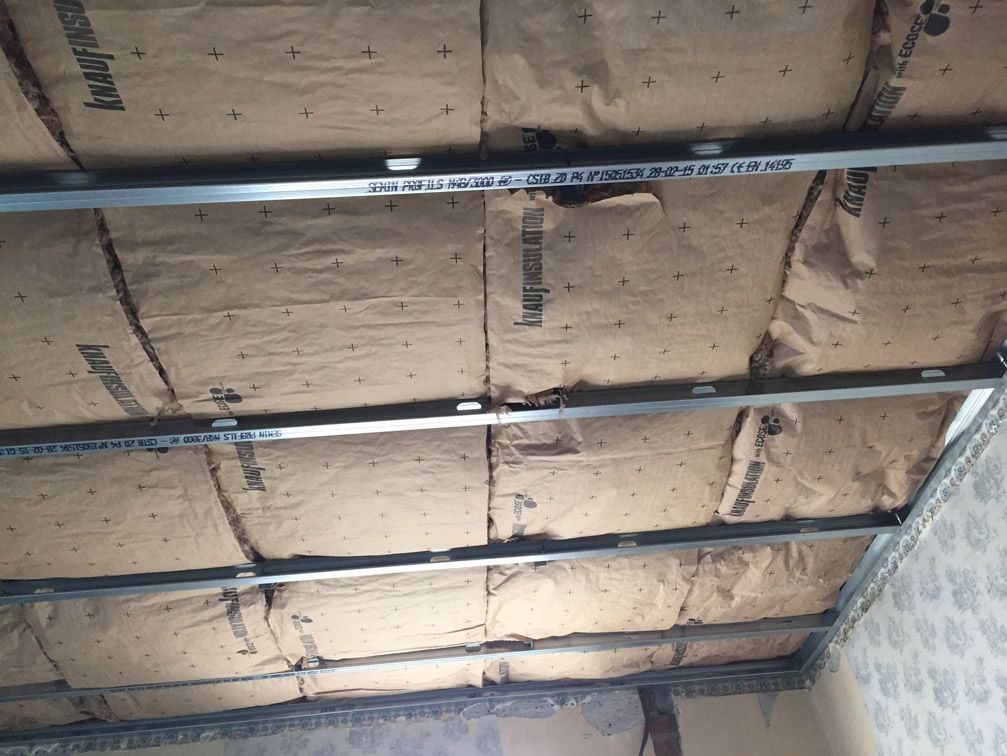 Une pièce avec un plafond très isolé