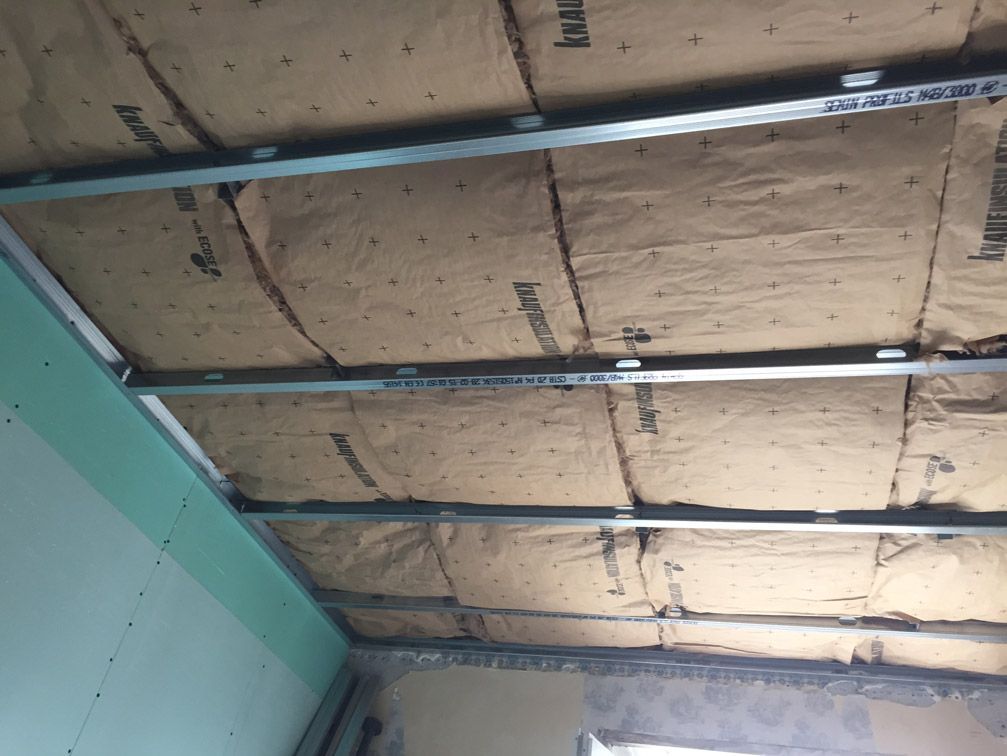 Un plafond avec beaucoup d'isolation dessus.