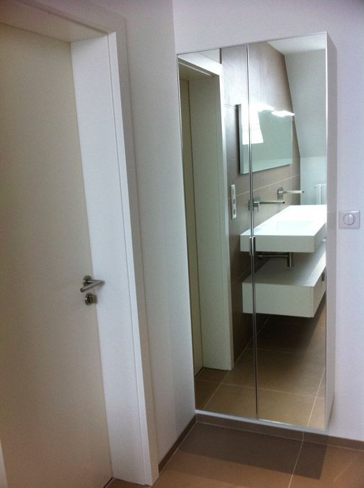 Une salle de bain avec un lavabo et un miroir au mur