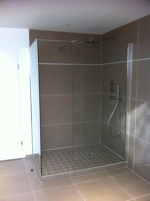 Une salle de bain avec douche à l'italienne avec porte vitrée.