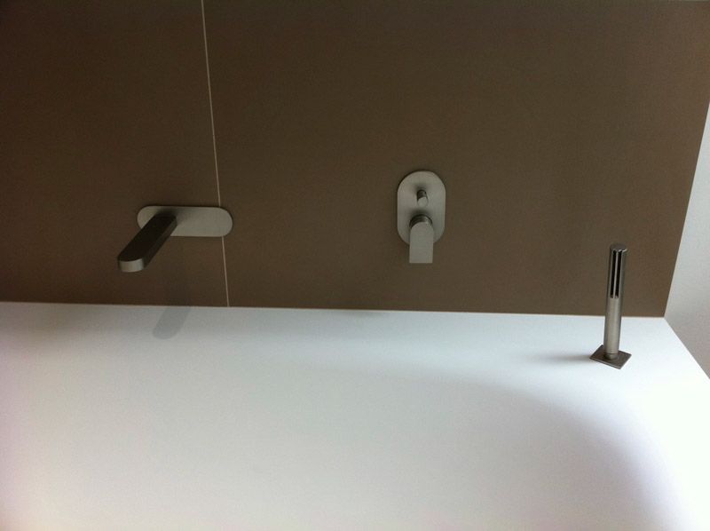 Une salle de bain avec deux robinets et une pomme de douche