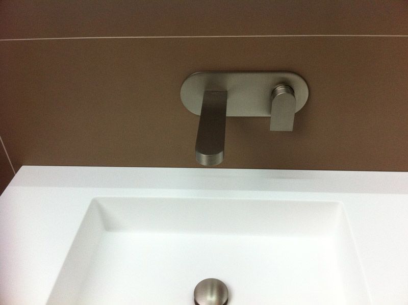 Un lavabo de salle de bain avec un robinet fixé au mur