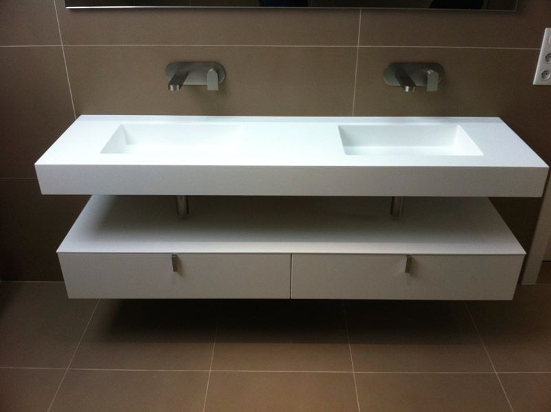 Une salle de bain avec deux lavabos et un miroir