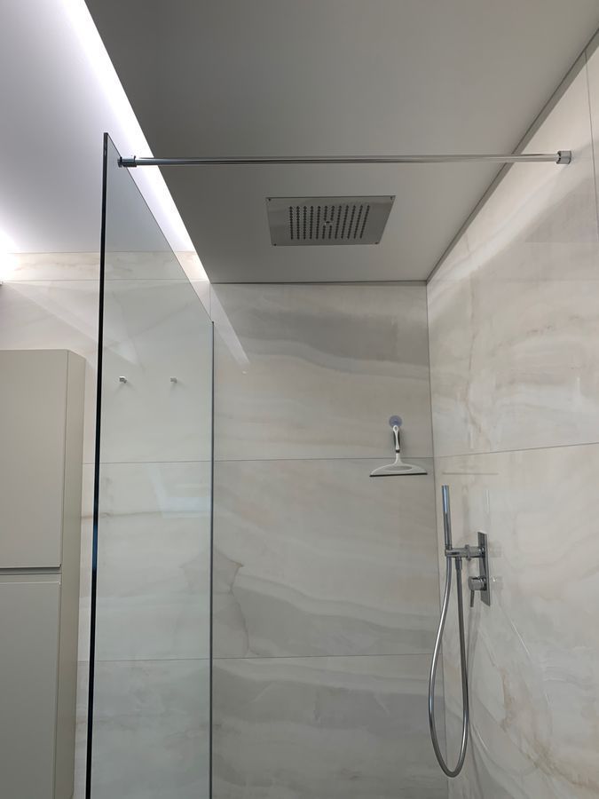 Une salle de bain avec une douche à l'italienne et un pommeau de douche