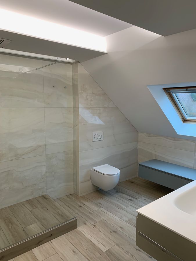 Une salle de bain avec WC, lavabo et douche.