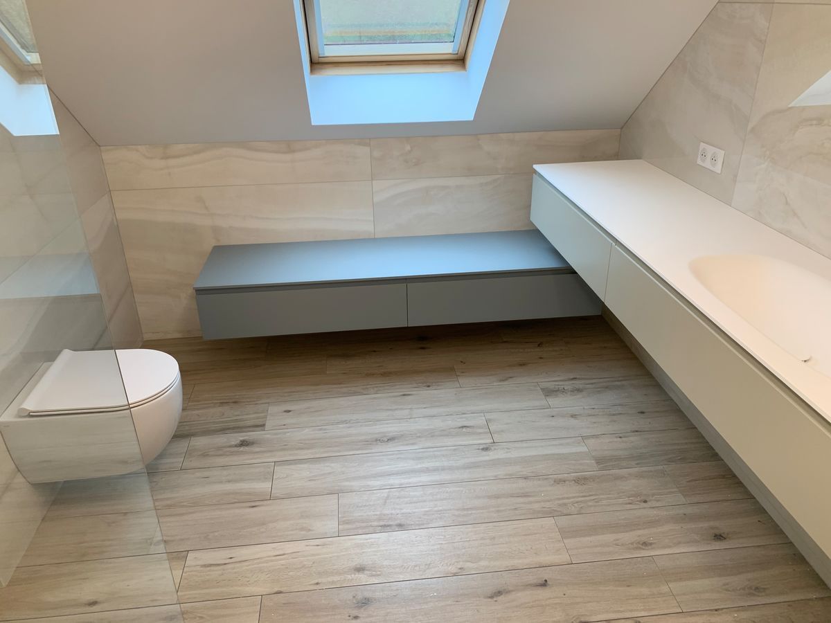 Une salle de bain avec WC, lavabo et puits de lumière.