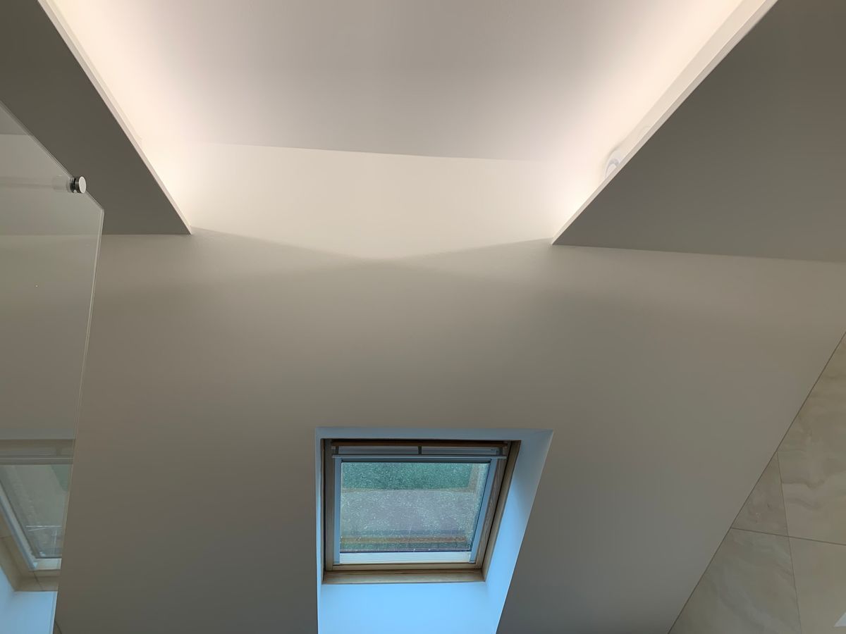 Il y a une lucarne au plafond de la pièce.