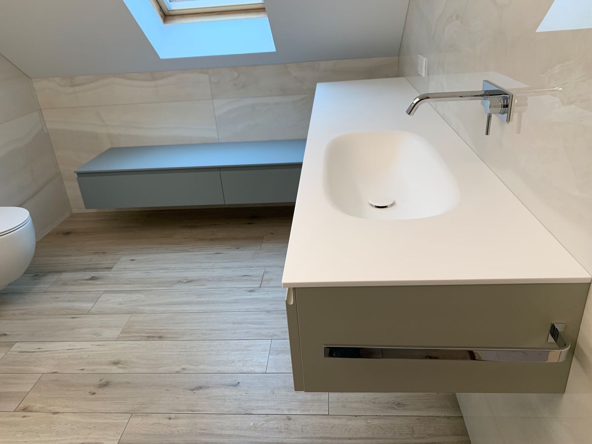 Une salle de bain avec un lavabo et des toilettes et une fenêtre