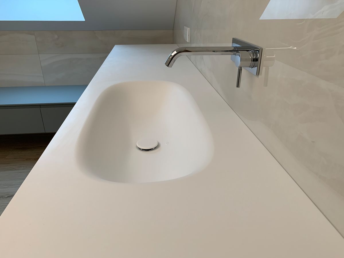 Un lavabo de salle de bain avec un robinet fixé au mur