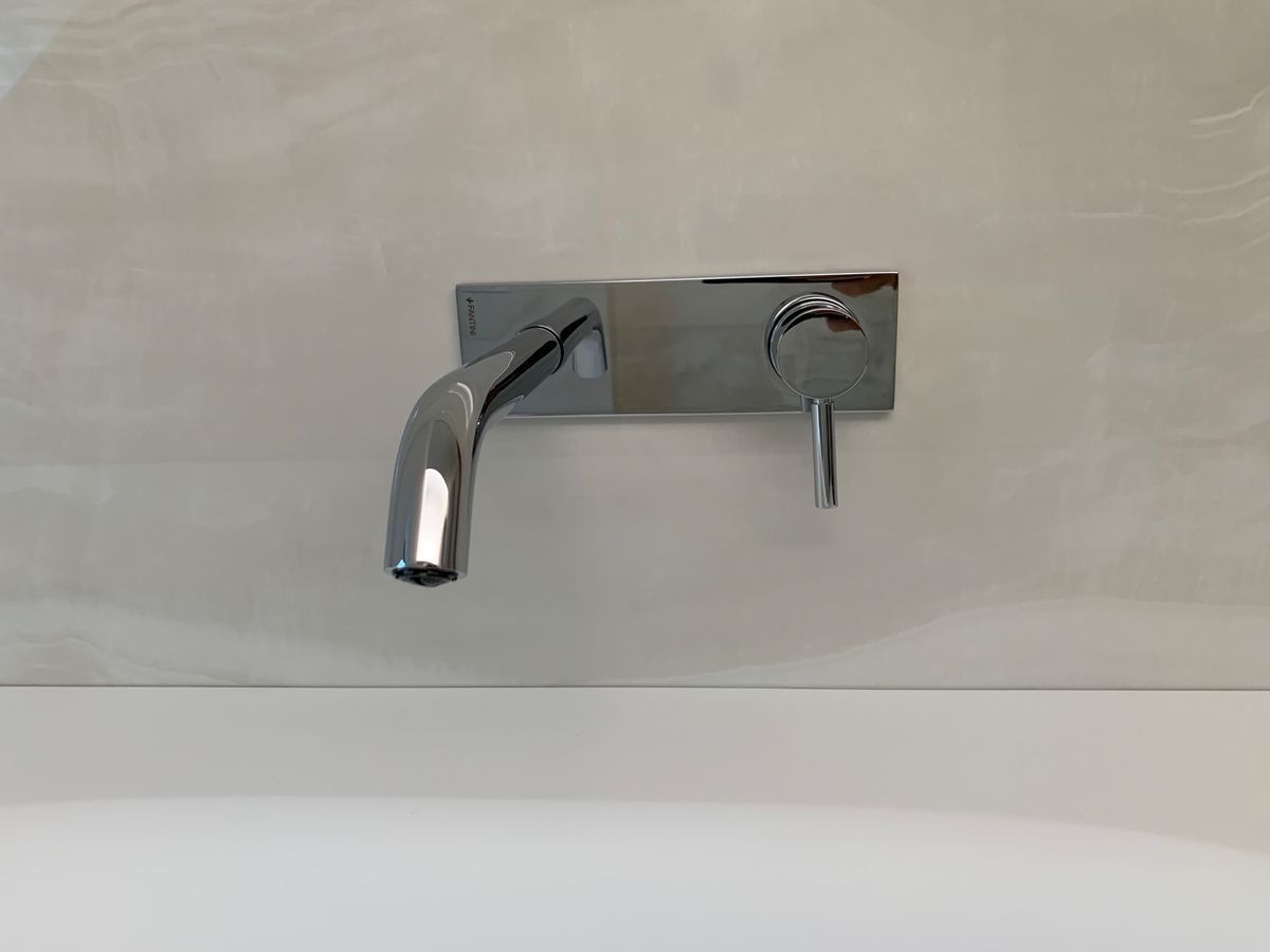 Un gros plan d'un robinet mural dans une salle de bain.