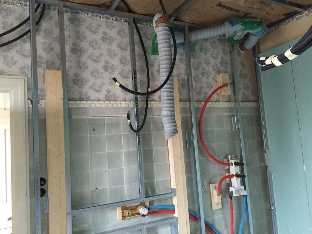 Une pièce avec beaucoup de fils suspendus au plafond