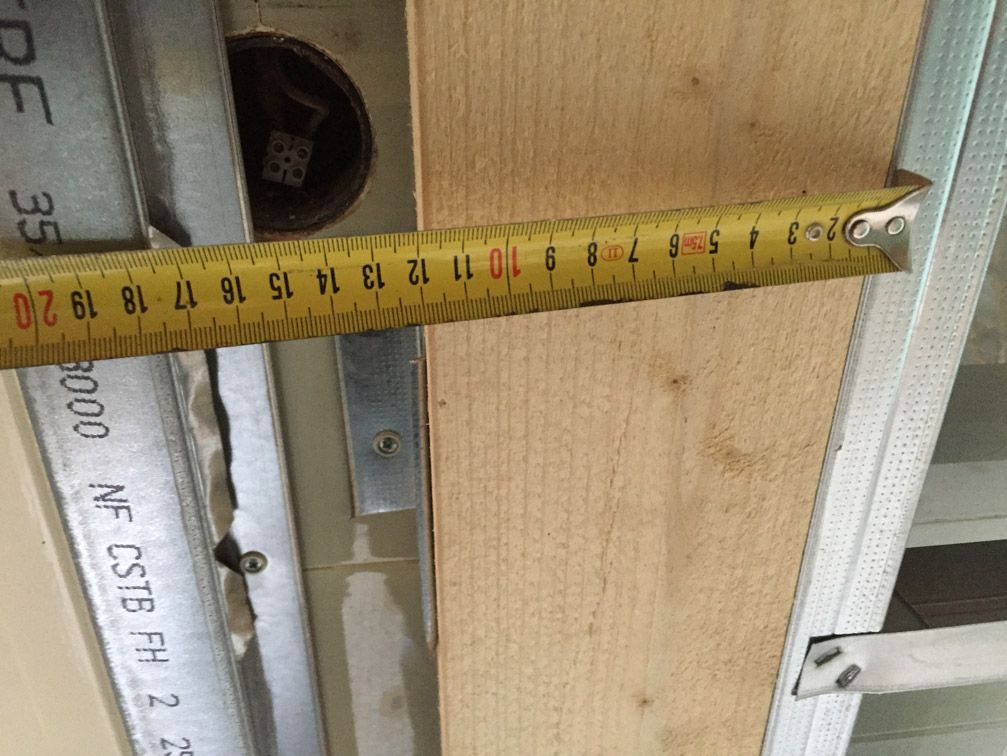 Un ruban à mesurer est utilisé pour mesurer un morceau de bois