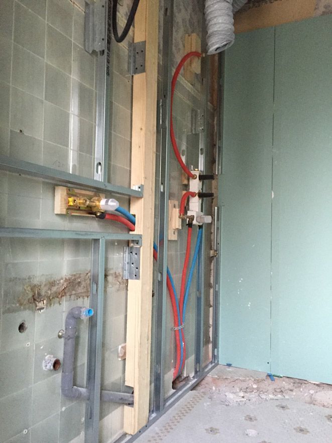 Une pièce avec beaucoup de tuyaux qui en sortent