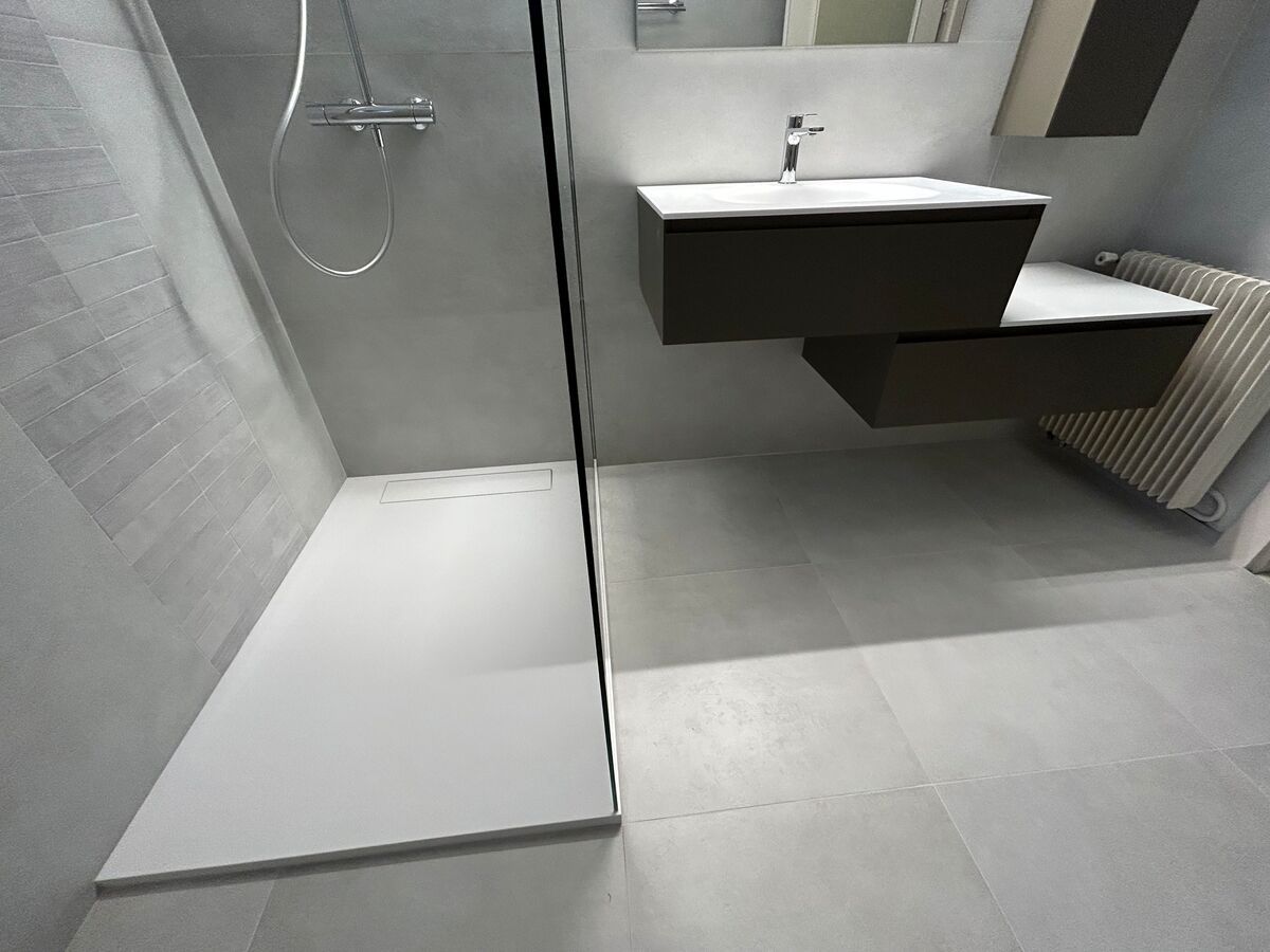 Une salle de bain avec une douche à l'italienne et un lavabo