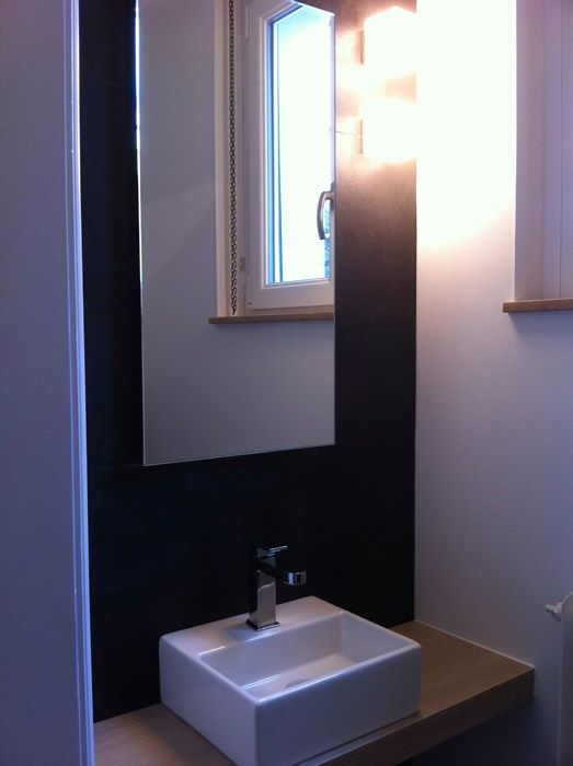 Une salle de bain avec un lavabo et un miroir