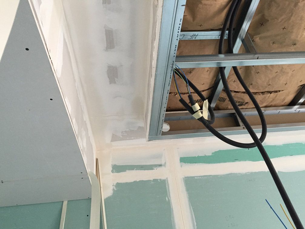 Un plafond avec beaucoup de fils qui y pendent