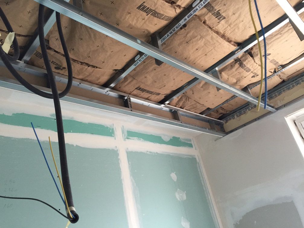 Un plafond avec beaucoup de fils qui y pendent