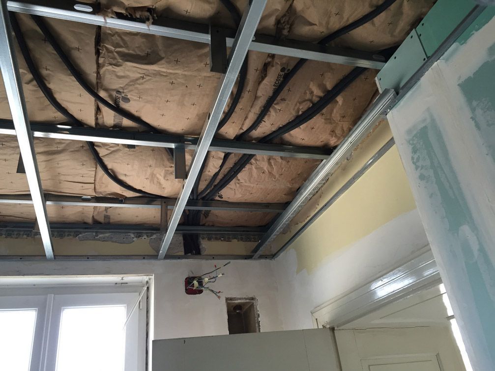 Un plafond avec beaucoup de fils qui en sortent