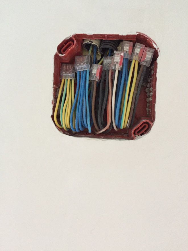 Un tas de fils sont dans une boîte sur un mur.