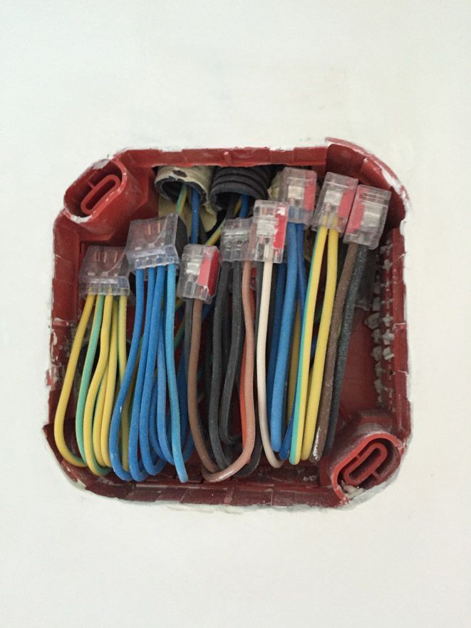 Une boîte remplie de nombreux fils et connecteurs.