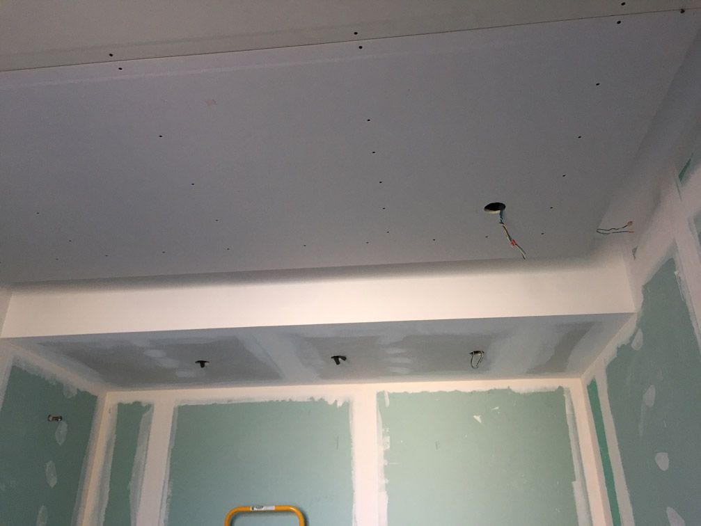 Une pièce en construction avec une échelle dans le coin