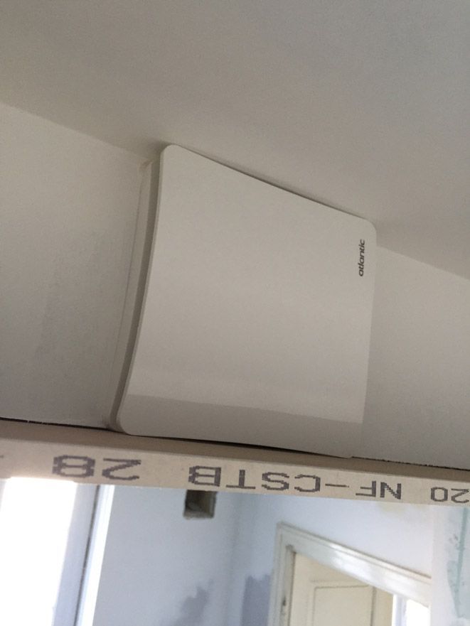 Une boîte blanche avec le numéro 28 dessus