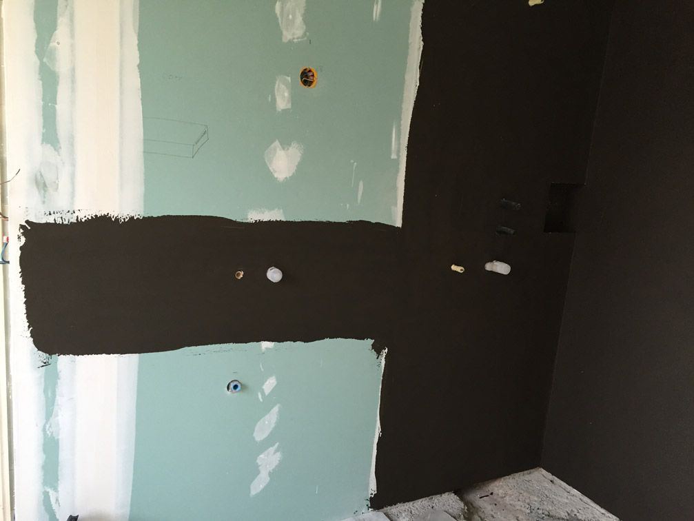 Une peinture d'une croix sur un mur dans une pièce