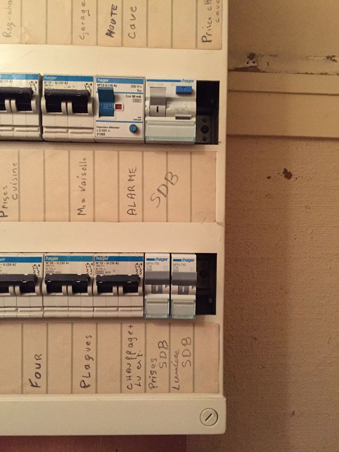 Un gros plan d'un boîtier électrique avec le numéro 3d8 écrit dessus