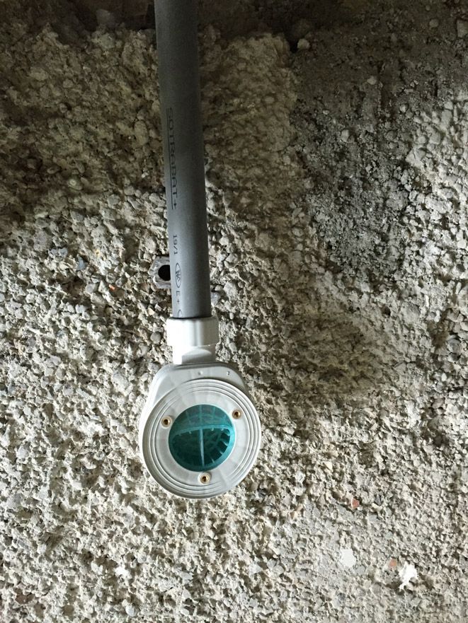 Un tuyau est posé sur un tas de gravier.