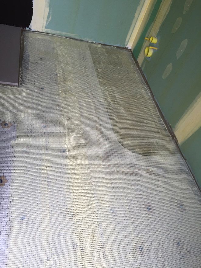 Un gros plan d'un sol recouvert de moquette dans une pièce.