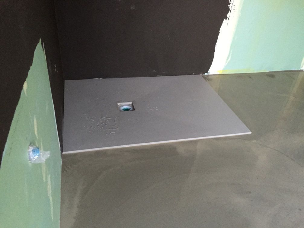 Une cabine de douche est en cours de construction dans une salle de bain