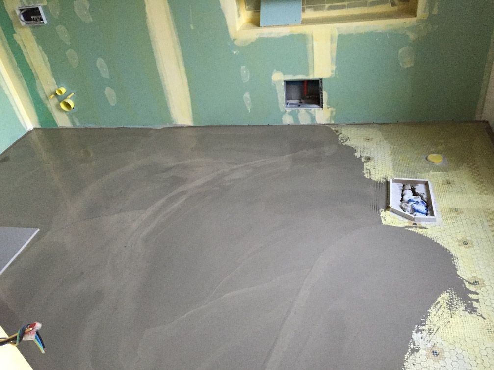 Une pièce avec beaucoup de béton au sol.