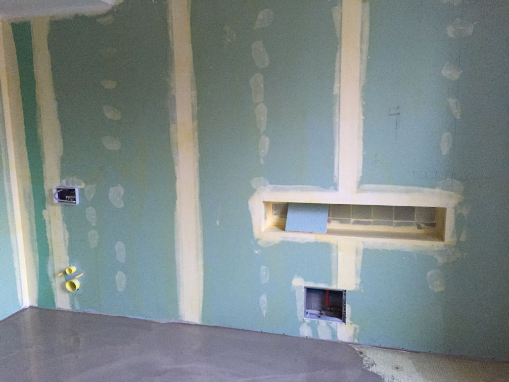 Une pièce en cours de rénovation avec un trou dans le mur