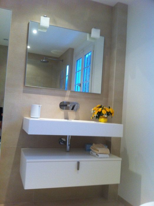 Une salle de bain avec un lavabo et un miroir au-dessus