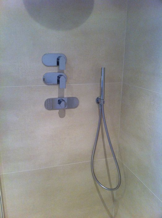 Un gros plan d'une pomme de douche dans une salle de bain.