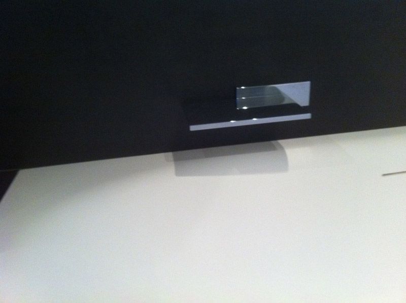 Une table blanche avec un mur noir derrière