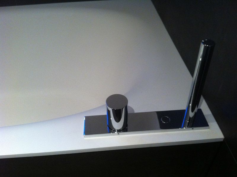 Une baignoire avec un robinet sur le côté