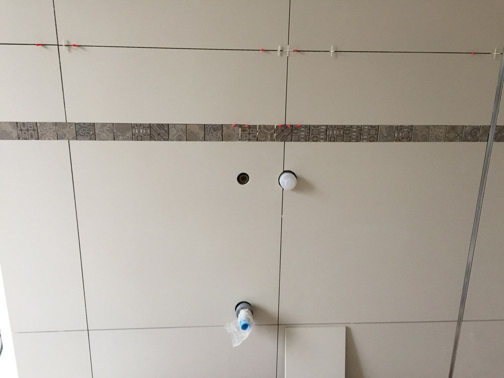 Un plafond avec des tuiles et un trou dedans