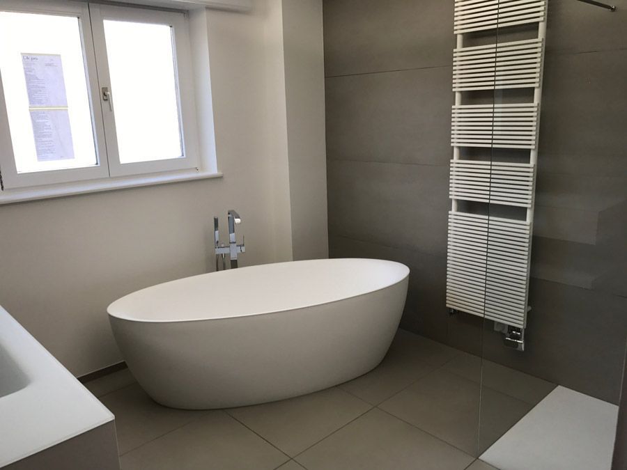 Une salle de bain avec une baignoire et un porte-serviettes