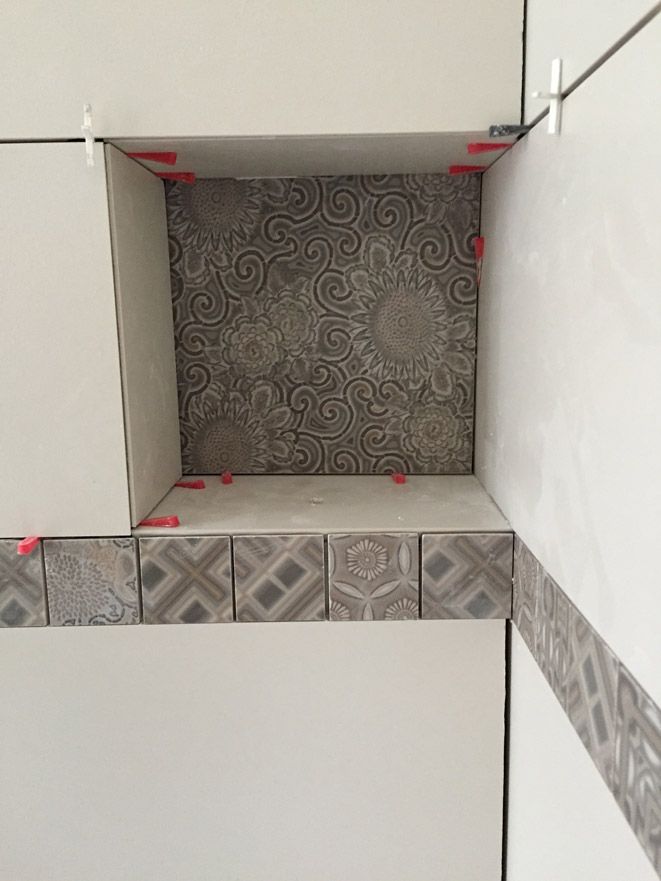 Un coin d'un mur sur lequel des carreaux sont installés.