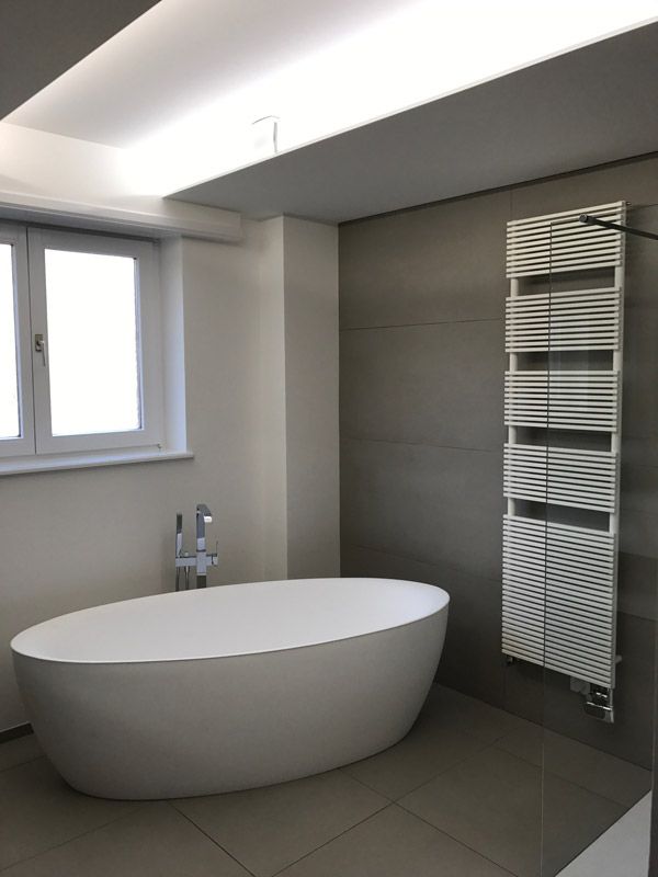 Une salle de bain avec une baignoire et un porte-serviettes