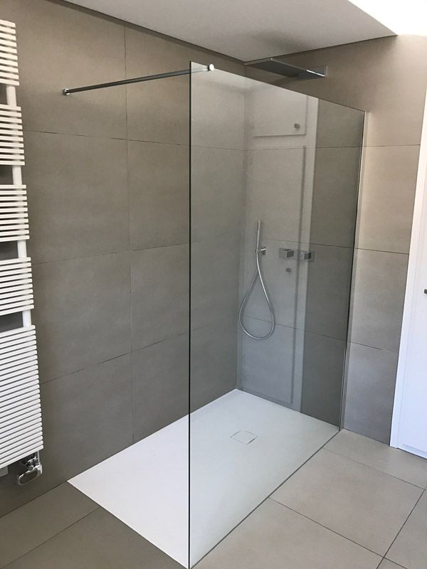 Une salle de bain avec une douche à l'italienne et un porte-serviettes