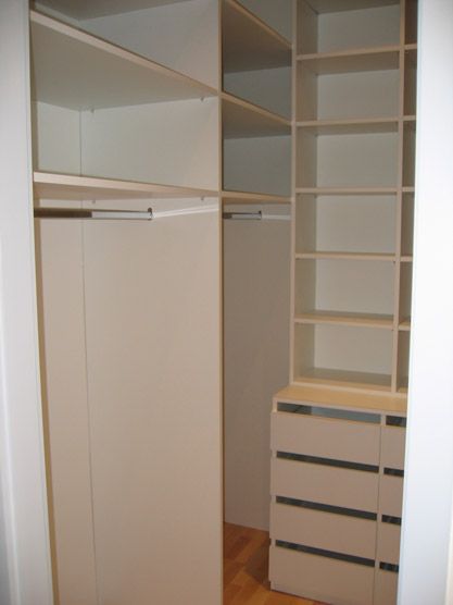 Un dressing avec de nombreuses étagères et tiroirs