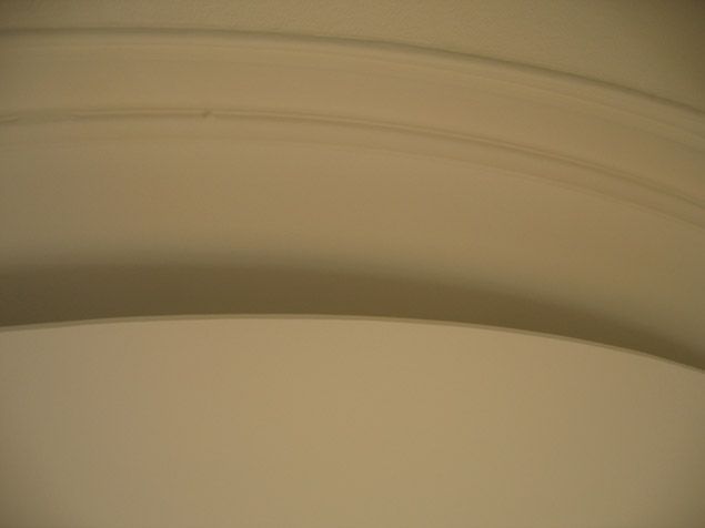 Un gros plan d'un cercle blanc sur une surface blanche.