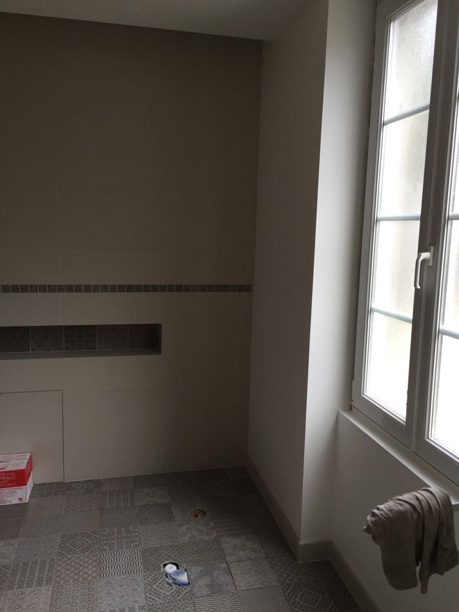 Une pièce vide avec une fenêtre et une serviette accrochée au mur.