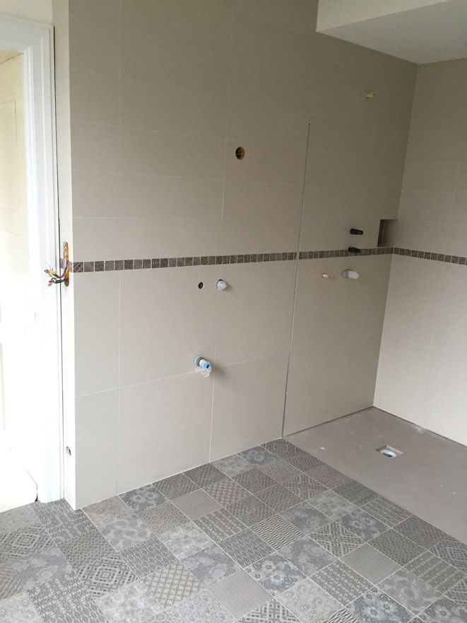 Une pièce vide avec un sol carrelé et une porte.