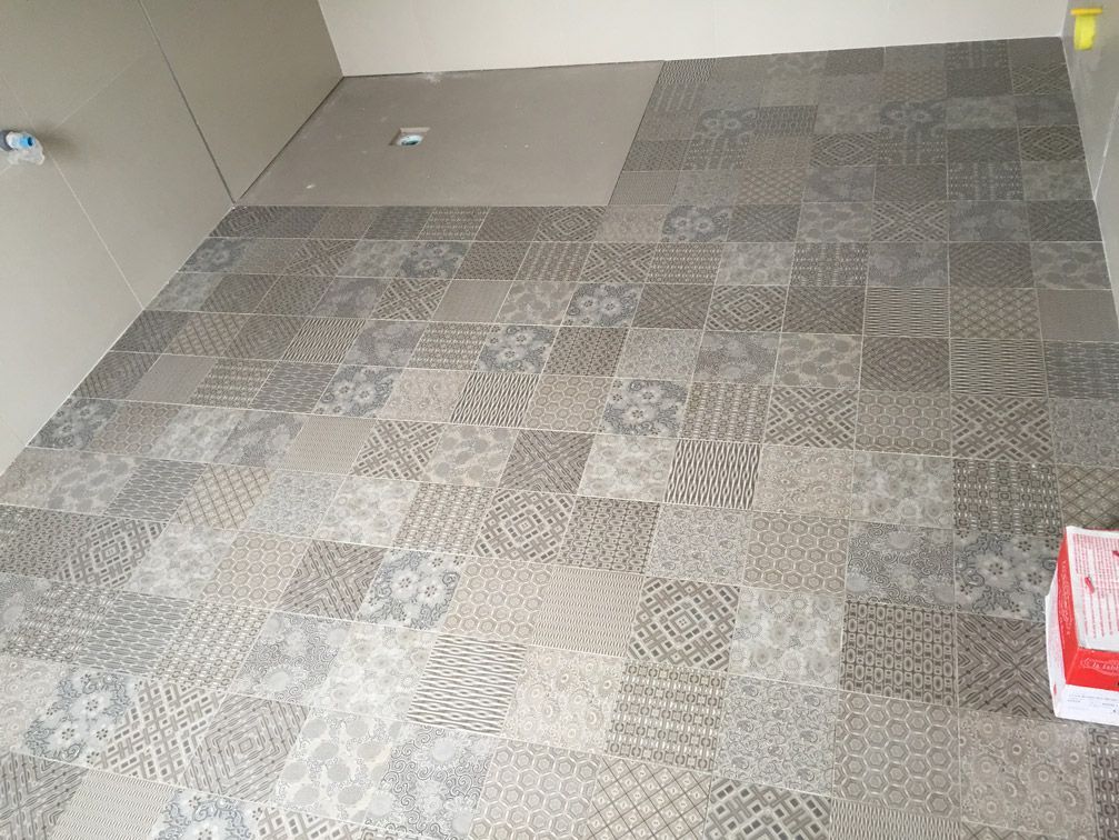 Une chambre avec un sol carrelé et une cabine de douche.