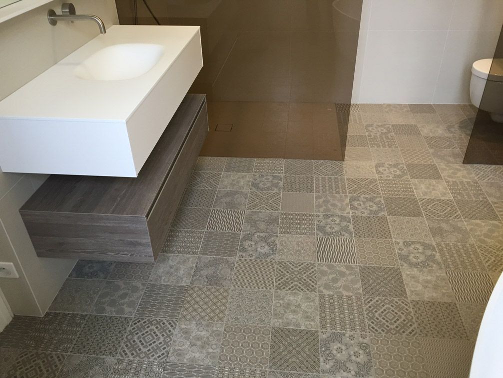 Une salle de bain avec lavabo, WC et douche.