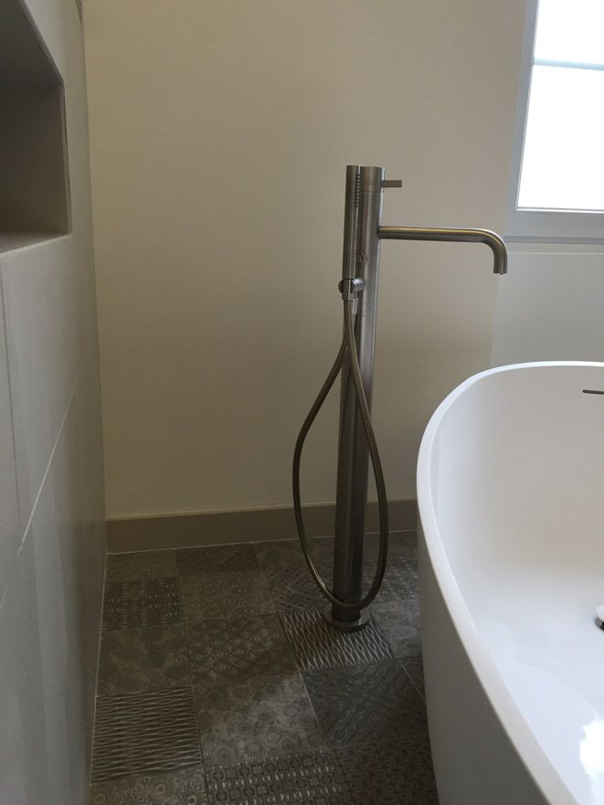 Une salle de bain avec une baignoire et un robinet.